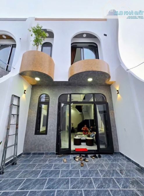 Nhà 2 tầng  oto 5m Tôn Đản , nhà mới đẹp full nội thất. DT:98m . Giá : 4tỷ450 TL