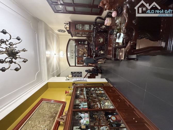 Bán nhà Phân Lô Hoàng Cầu Đống Đa Ô tô Tránh Lô Góc 71m2 Mặt tiền 6.5m 22 Tỷ