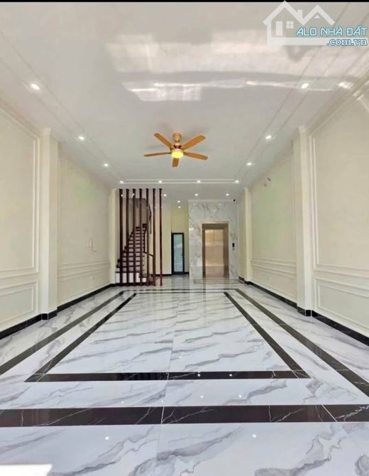 HIẾM BÁN NHÀ - 55M, 7 TẦNG TRUNG TÂM NGUYỄN VĂN CỪ, ĐI BỘ RA CHỢ -20M RA PHỐ, THANG MÁY -