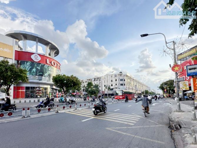 SHR - 6,8 tỷ. Nhà mới full nội thất ở ngay 4 tầng - 4x13m, hẻm 5m, Bình Tiên Q6