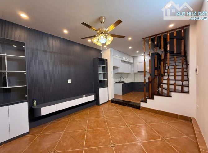 Bán ngay nhà Cầu Giấy, nột thất hiện đại, ô tô đỗ cửa, gần phố, dt 38m2, giá nhỉnh 10 tỷ