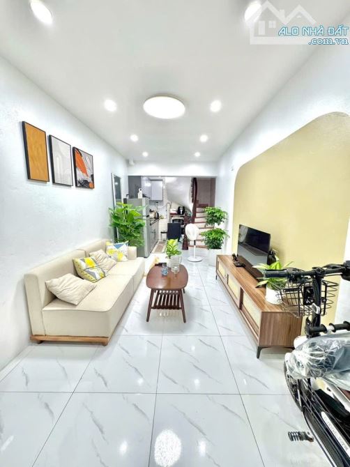 Bán nhà Khâm Thiên  gần ô tô  nhà  đẹp ở ngay vuông vắn - full nội thất - 2 thoáng - 24m -