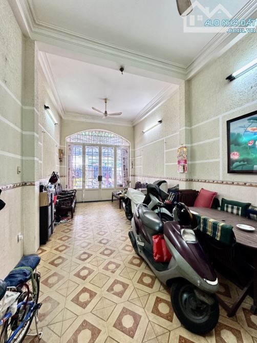 Gấp bán nhà Hẻm Xe Hơi Võ Văn Tần Quận 3 - Ngang lớn 3.8m ô tô vào nhà 5 tầng - 20m ra MT