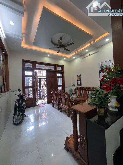 nhà đẹp ở ngay quận 12, dtsd: 160m2 , 3 tầng, chỉ có 5.5 tỷ