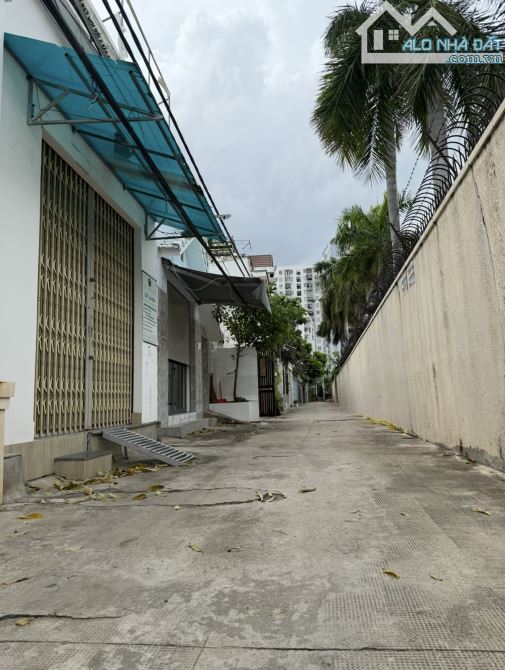 Đất thổ cư 10x17m,tặng nhà có dòng tiền 30tr/th-đường xe hơi 6m,Phú Thuận Q7,giá 65tr/m2
