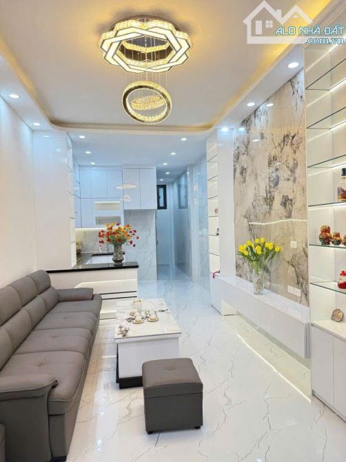 Siêu phẩm Hoàng Cầu Đống Đa 5 tầng 45m2 có thang máy mới đẹp 20m ra phố ngõ thông ở KD tốt
