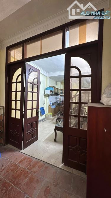 CHỈ 5.9 TỶ! BÁN NHÀ SỐ 68 CHỢ KHÂM THIÊN - 30M², 4.5 TẦNG, MT 3.2M - NGÕ BA GÁC