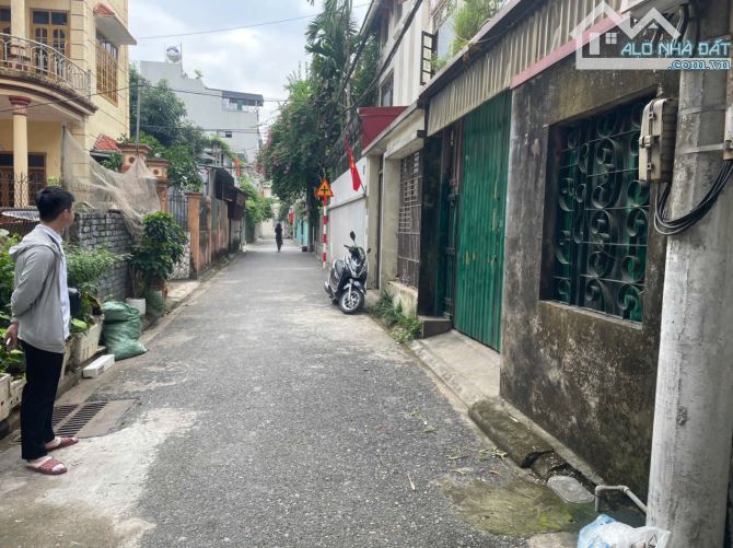 Bán đất Giang Biên, gần chợ diện tích: 53,4m mặt tiền: 4,75m giá: 9 tỷ Đường ô tô 7 chỗ