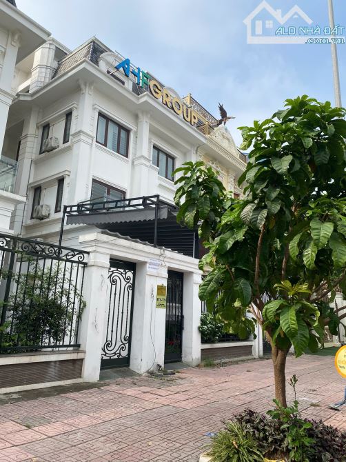 Cho thuê biệt thự KĐT Nam Cường, Bắc Từ Liêm. DT 200m2, 4 nổi, 1 hầm, thang máy. Giá 60tr