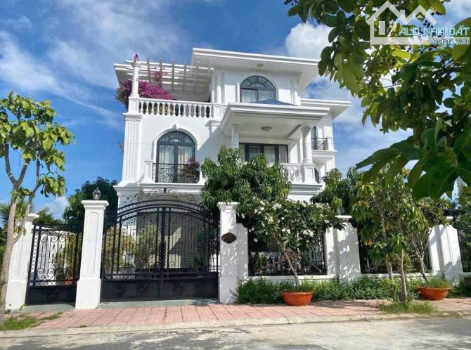 Bán hoặc  Biệt Thự Đẹp Luxury 3 Tầng Ven Sông Tắc , Vị Trí Đẹp Gần Trung Tâm Phố