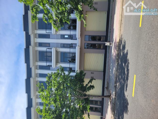 Bán nhà đẹp mt đường nhựa,3 tầng, Sổ hồng riêng (5x18), 2ty6 Hựu Thạnh, Đức Hòa, Long An