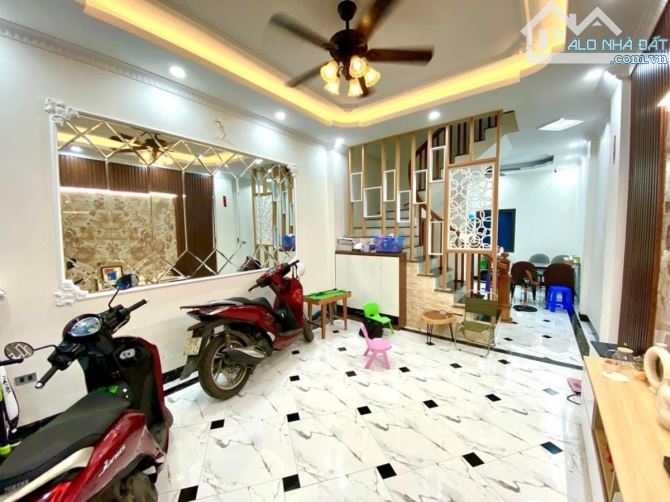 BÁN NHÀ PHÁO ĐÀI LÁNG ĐỐNG ĐA 40m 5Tầng Mt 4m GIÁ 10 TỶ NGÕ THÔNG KINH DOANH.