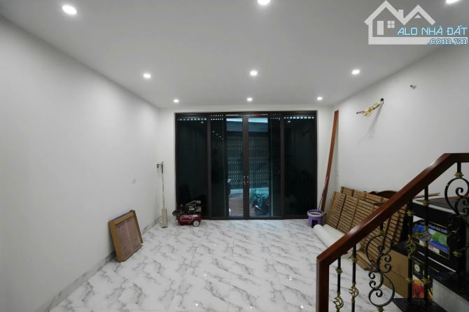 Cho thuê nhà nguyên căn mới kinh kong ngõ 261 Bùi Xương Trạch 50m2 x 2 tầng, 2 ngủ, 8tr5