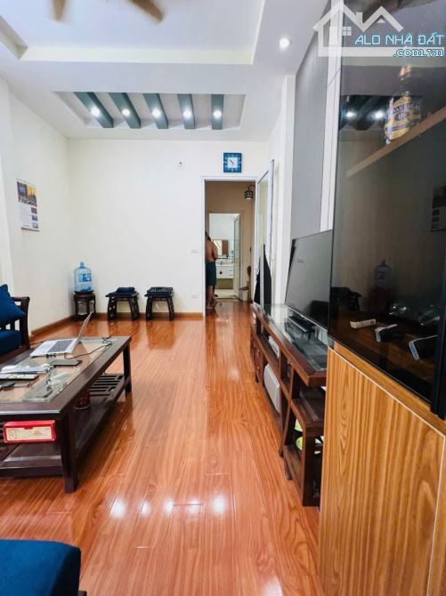 Bán Nhà Phạm Văn Đồng 47m, 5 Tầng , Sát Phố cách 20m, 2 Thoáng , Phân Lô , Ở Ngay