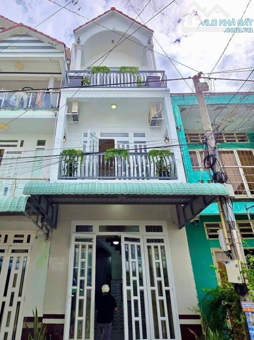 NHÀ 1 TRỆT 2 LẦU MỚI GẦN TRƯỜNG ĐẠI HỌC Y DƯỢC CẦN THƠ