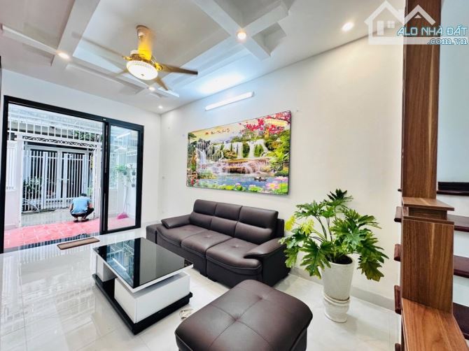 Cực hiếm nhà đẹp dân xây Cầu Giấy, lô góc, ngõ thông kinh doanh đỉnh