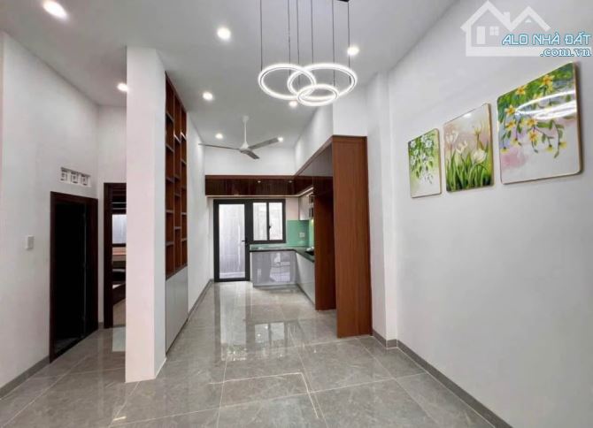 Chủ vỡ nợ Bán gấp căn nhà  lầu, giá 2 tỷ xxx ngay cây xăng 75 đường Đồng Khởi