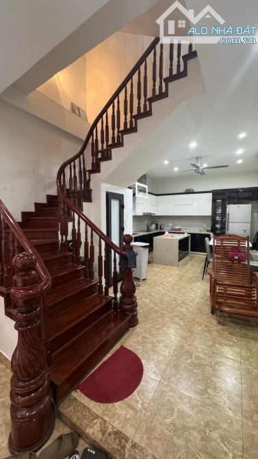 NGUYỄN VĂN CỪ - NHÀ DÂN XÂY - 40M 4T MT 4M - NGÕ RỘNG 2.5M - GẦN Ô TÔ - TẶNG NỘI THẤT