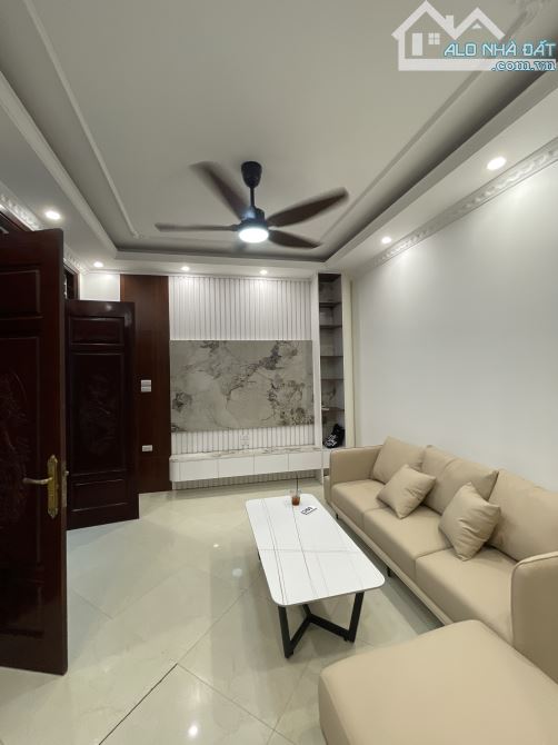 HÀNG HIẾM, NHÀ ĐẸP NGỌC LÂM, VỪA TIỀN, NGÕ NÔNG, GẦN HỒ, 5 TẦNG, 30M2, MT: 7.4M, 7.45 TỶ