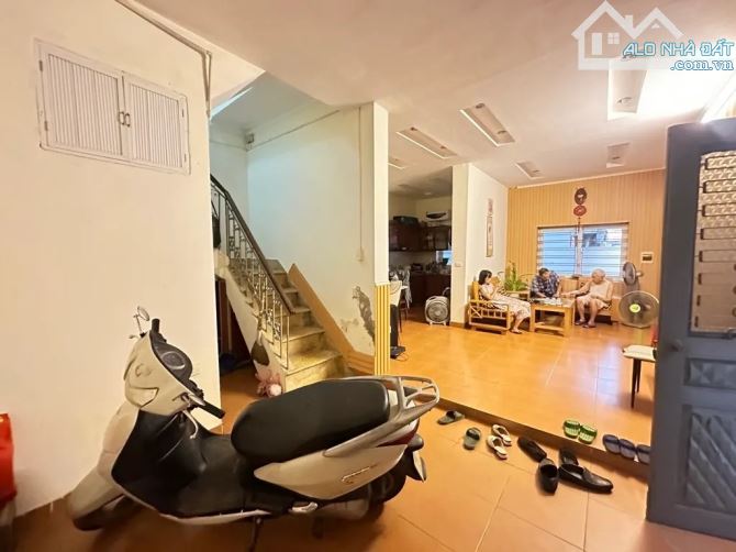 BÁN NHÀ PHỐ DƯƠNG QUẢNG HÀM ,CẦU GIẤY , LÔ GÓC MẶT TIỀN RỘNG , Ô TÔ DỪNG ĐỖ 13.5 TỶ