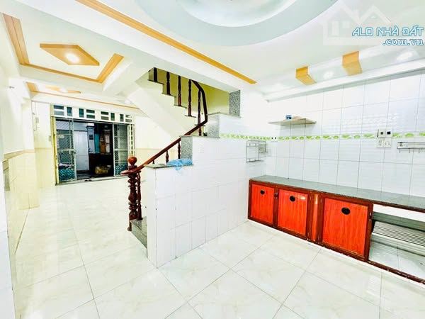 NGAY EMART 2 - GÒ VẤP - 43M2 (4 X 11) - 4 TẦNG - 4 PN - NHÀ MỚI - HẺM XE HƠI