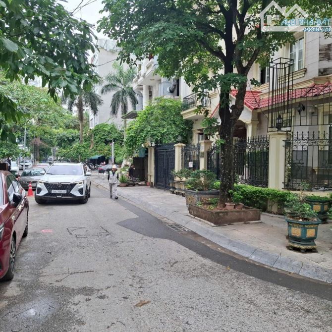 Bán biệt thự KĐT mới Cầu Giấy, 236m2, 4 tầng, lô góc, 3 mặt tiền, view đẹp, giá 127 tỷ.