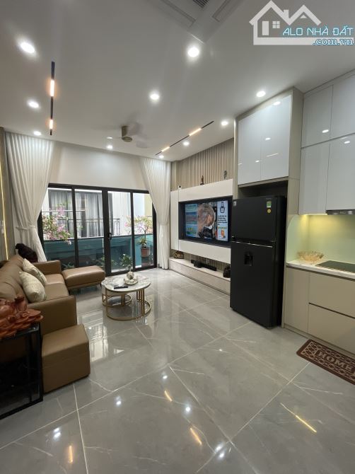 HOA HẬU PHÂN LÔ - NGUYỄN VĂN CỪ, SÁT OTO TRÁNH, 37M2, MT: 4M, 7 TẦNG THANG MÁY, 13.6 TỶ