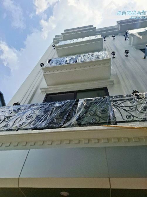 BÁN NHÀ THẠCH BÀN LONG BIÊN  30M2 - MT 4M - 5TẦNG -3 NGỦ