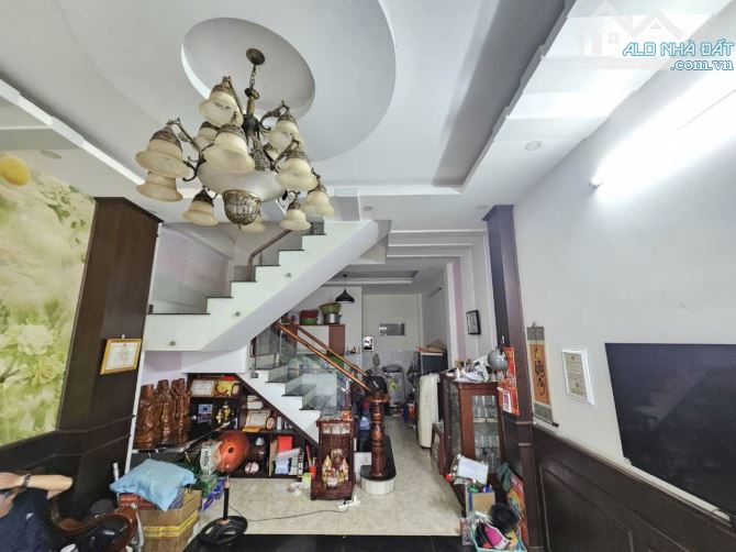 Bán nhà 3 tầng Q9 - Chỉ 5.2 tỷ - Cạnh Vinhomes - Đường xe hơi tránh.