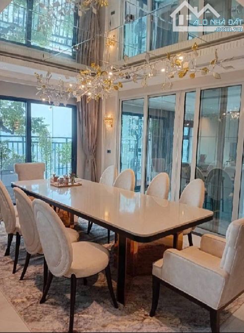 Hiếm! Bán căn Penhouse Cầu Giấy, DT 320 m2, thông tầng trên cao tuyệt đẹp!