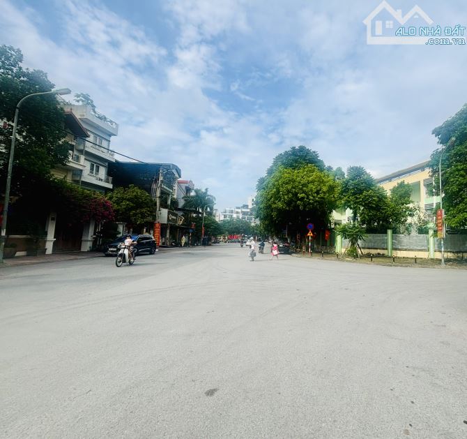 💥💥 Bán Nhà MẶT PHỐ ÁI MỘ - VỈA HÈ - KINH DOANH - DÒNG 💰💰💰 350Tr/ Tháng