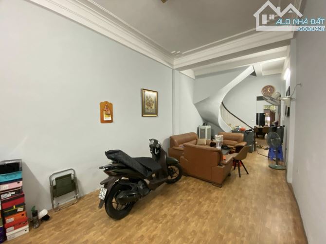 Bán nhà Kim Đồng , Giáp Bát , Hoàng Mai Ô TÔ TRÁNH 56m2 4T giá chỉ 18 tỷ