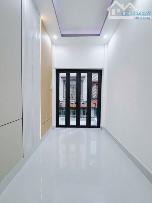 BÁN NHÀ 3 TẤM KHU NGUYỄN KHOÁI Q4 HẺM 3M AN NINH GIÁ 4 TỈ 150 TL DÂN CƯ SÁT MT CÁCH 30M - 10