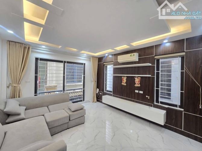 NHÀ ĐẸP Ở NGAY LÔ GÓC - MẶT NGÕ RỘNG- THÔNG THOÁNG - CHỐT LIỀN-Phố 8/3 Diện Tích 32 m