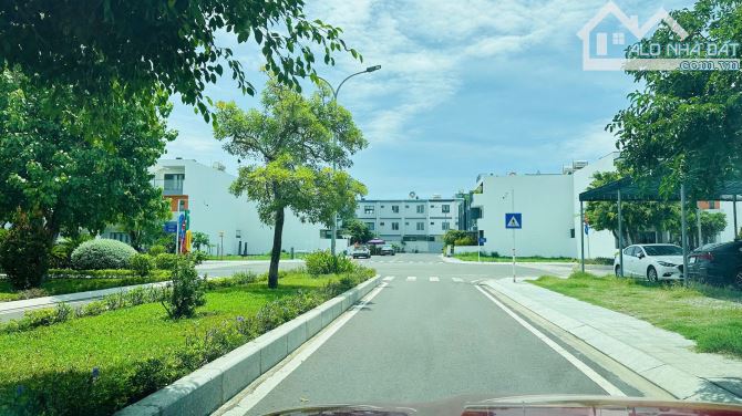 ĐƯỢC NGẮM HỒ, CÔNG VIÊN XANG MỖI NGÀY.. SẼ DỄ CHỊU HƠN CĂN HƯỚNG NẮNG KHÁC - 1