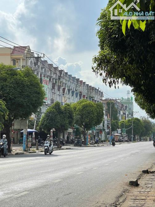 GẤP BÁN THỬA ĐẤT GẦN 2.000M2 FULL THỔ CƯ MẶT TIỀN ĐƯỜNG DT743A – QUỐC LỘ 1K – DĨ AN - 68 T - 1