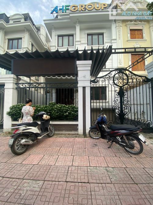 Cho thuê biệt thự KĐT Nam Cường, Bắc Từ Liêm. DT 200m2, 4 nổi, 1 hầm, thang máy. Giá 60tr - 1