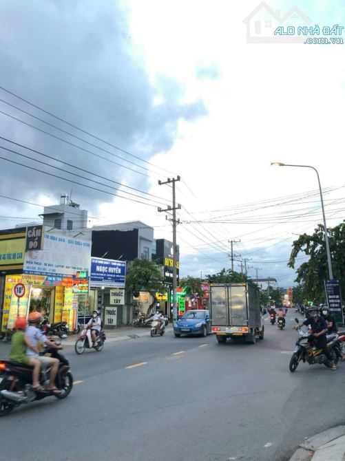 Bán nhà mặt tiền Trần Hưng Đạo, P.Đông Hoà, Dĩ An, DT 180m2 (6 x 30) giá 15,5 tỷ - 1