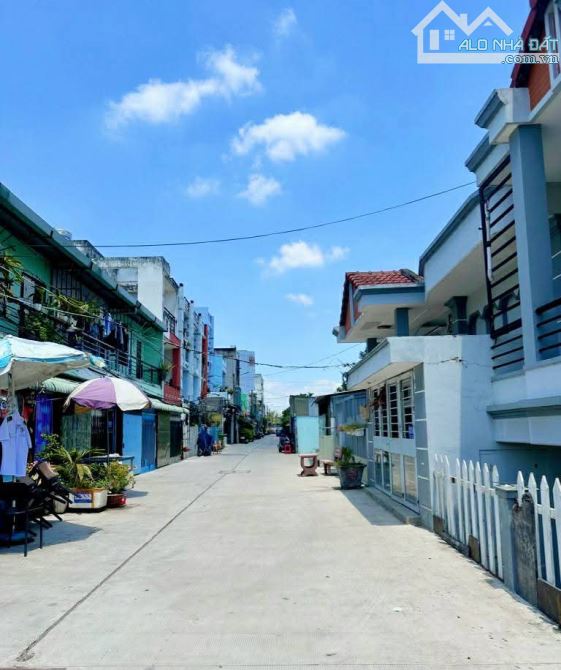 BÁN NHÀ GẦN KINH DƯƠNG VƯƠNG - 2 TẦNG 400M2 - NGANG TO 20M - HẺM XE HƠI - CHỈ 21.X TỶ - 1