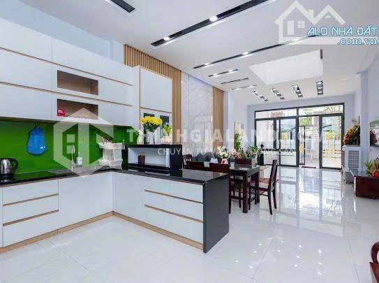 BÁN NHÀ 1 TRỆT 3 LẦU CÓ GARA Ô TÔ MẶT TIỀN VÀO GẦN HẺM 5 MÉT ĐƯỜNG BÌNH GIÃ 123m2 GIÁ 9t - 1