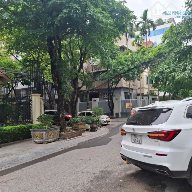 Bán biệt thự KĐT mới Cầu Giấy, 236m2, 4 tầng, lô góc, 3 mặt tiền, view đẹp, giá 127 tỷ. - 1