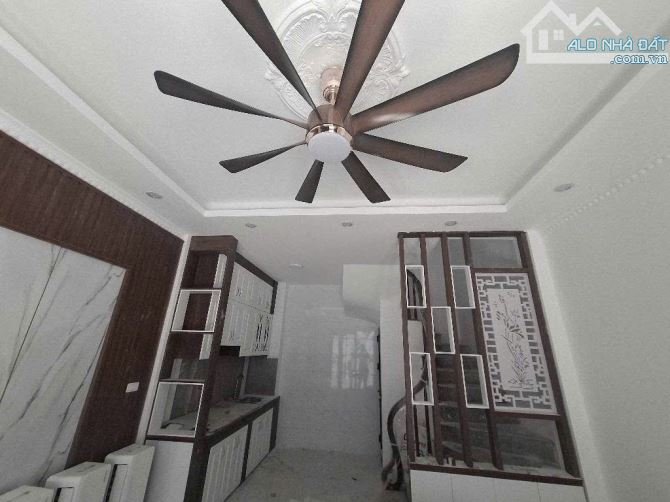 BÁN NHÀ THẠCH BÀN LONG BIÊN  30M2 - MT 4M - 5TẦNG -3 NGỦ - 1