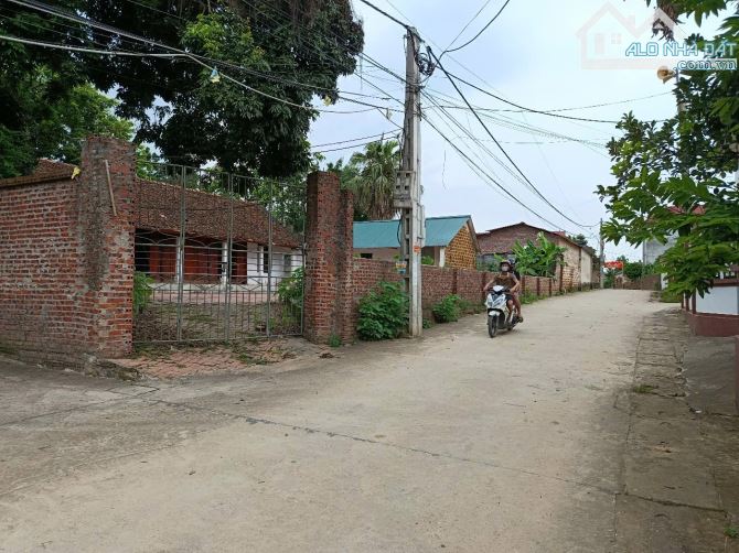 ✴️ Chính chủ nhờ bán đất trục chính làng ô tô tránh  DT:382m. Có gần 200m thổ cư. Lô góc 3 - 2