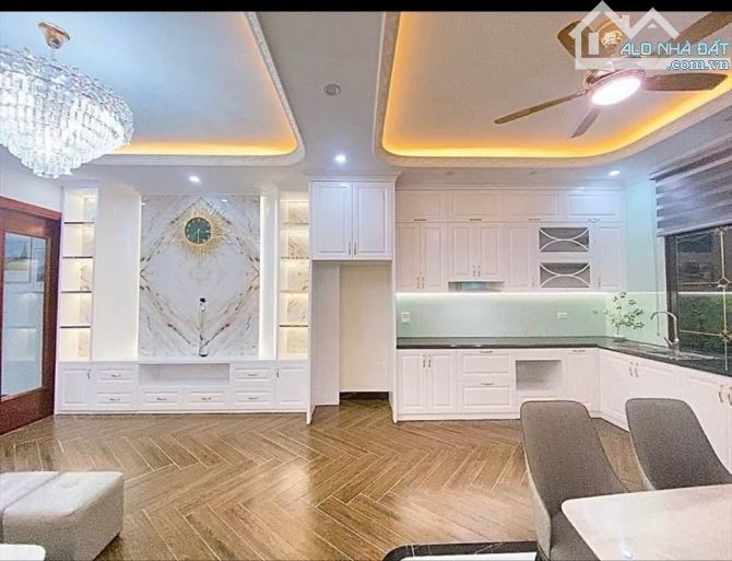HIẾM BÁN NHÀ - 55M, 7 TẦNG TRUNG TÂM NGUYỄN VĂN CỪ, ĐI BỘ RA CHỢ -20M RA PHỐ, THANG MÁY - - 2