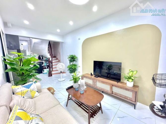 Bán nhà Khâm Thiên  gần ô tô  nhà  đẹp ở ngay vuông vắn - full nội thất - 2 thoáng - 24m - - 2