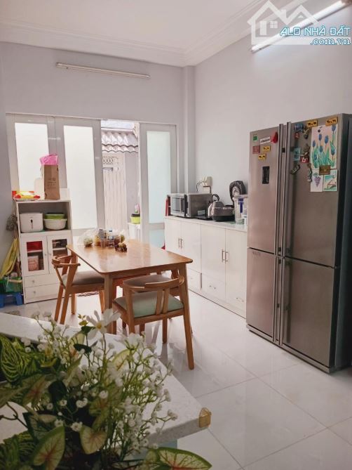 KHÔNG GIAN SỐNG TUYỆT VỜI - NGANG LỚN 6m - 2 MẶT TIỀN TRƯỚC SAU - NGAY CHỢ TÂN SƠN NHẤT, C - 2