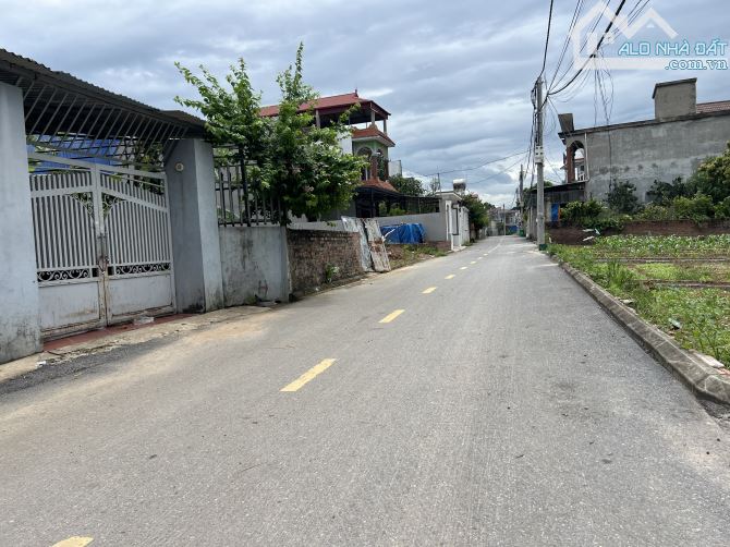 Lô góc đẹp .Mặt trục chính kinh doanh .82m full.Sổ đẹp -Đông Lai -Quang Tiến . - 2