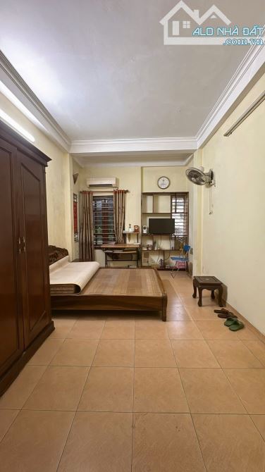 CHỈ 5.9 TỶ! BÁN NHÀ SỐ 68 CHỢ KHÂM THIÊN - 30M², 4.5 TẦNG, MT 3.2M - NGÕ BA GÁC - 2