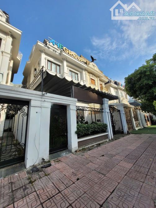 Cho thuê biệt thự KĐT Nam Cường, Bắc Từ Liêm. DT 200m2, 4 nổi, 1 hầm, thang máy. Giá 60tr - 2
