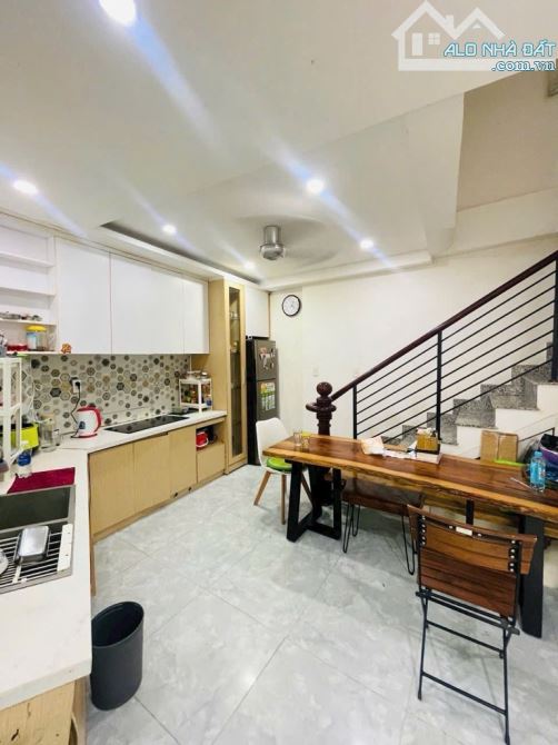 Nhà 4 tâng. 27m2 . 3pn. Full nội thất . Sổ hoàn công đủ . Gần cầu THỊ NGHÈ . - 2